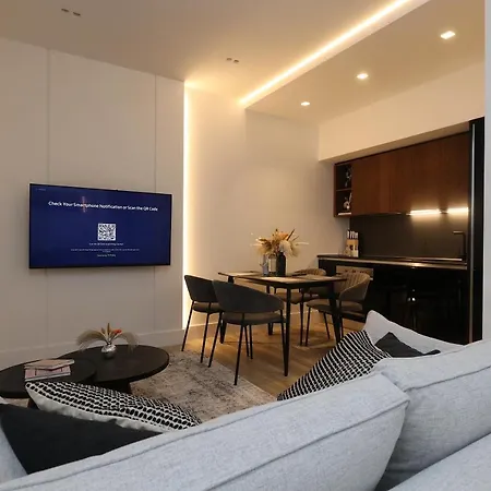 Luxurious And Posh In Historical Centre דירה *